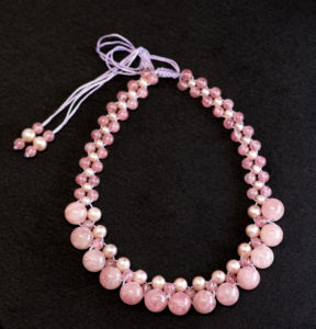 天然石と組紐で作ったピンクのネックレス