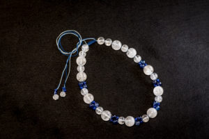 天然石と組紐で作った白と青のネックレス